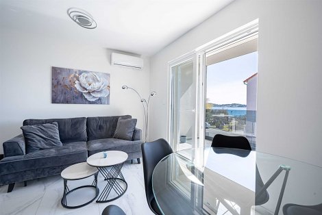 Chorvátsko, Vodice, apartmán Tedoris - 1/4 č. 2 - kuchyňa prepojená s obývacou časťou