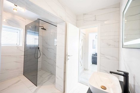 Chorvátsko, Vodice, apartmán Tedoris - 1/4 č. 2 - kúpeľňa
