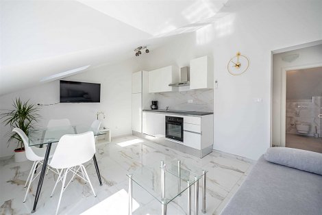 Chorvátsko, Vodice, apartmán Tedoris - 1/4 č. 3 - kuchyňa prepojená s obývacou časťou