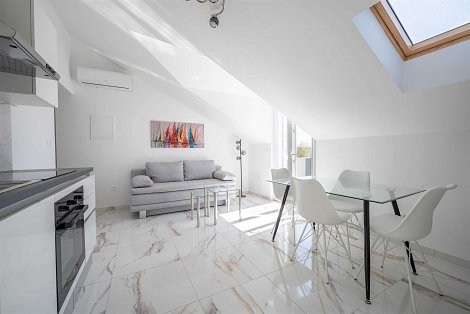 Chorvátsko, Vodice, apartmán Tedoris - 1/4 č. 3 - kuchyňa prepojená s obývacou časťou