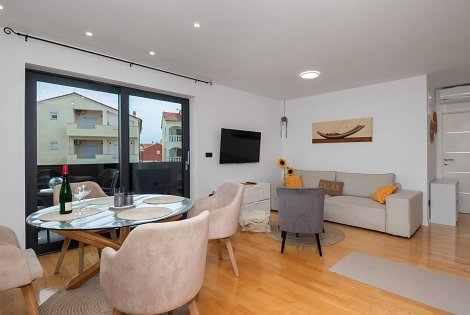 Chorvátsko, Vodice, apartmán Rita - obývacia izba prepojená s kuchyňou