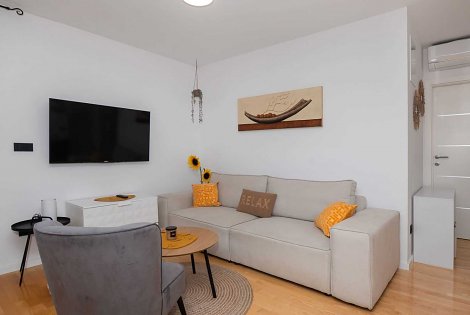 Chorvátsko, Vodice, apartmán Rita - obývacia izba prepojená s kuchyňou - gauč na spanie pre 5. osobu
