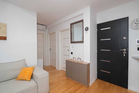 Chorvátsko, Vodice, apartmán Rita - obývacia izba prepojená s kuchyňou