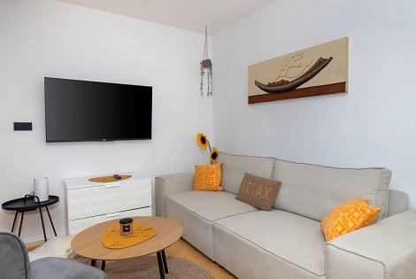 Chorvátsko, Vodice, apartmán Rita - obývacia izba prepojená s kuchyňou  - gauč na spanie pre 5. osobu
