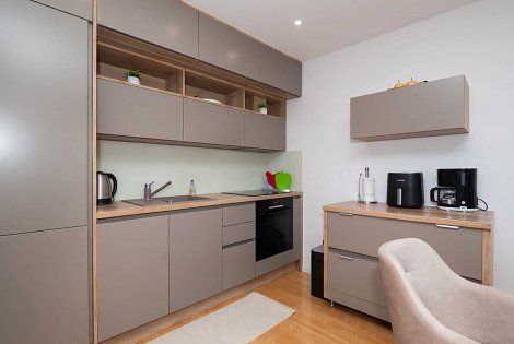 Chorvátsko, Vodice, apartmán Rita - obývacia izba prepojená s kuchyňou - kuchynská linka