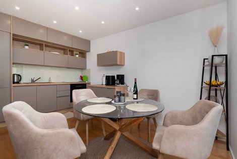 Chorvátsko, Vodice, apartmán Rita - obývacia izba prepojená s kuchyňou