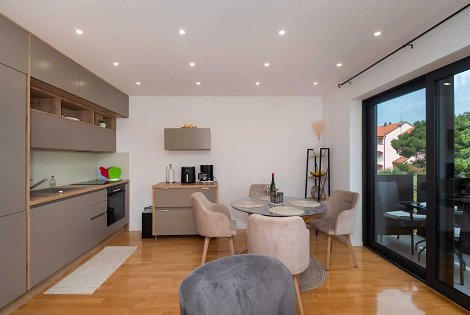 Chorvátsko, Vodice, apartmán Rita - obývacia izba prepojená s kuchyňou