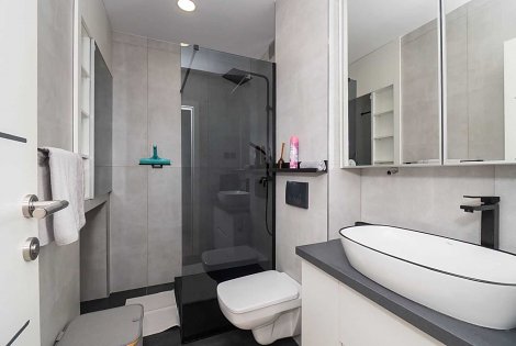 Chorvátsko, Vodice, apartmán Rita - kúpeľňa