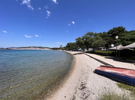 Chorvátsko, Vodice, apartmán Rita - najbližšia pláž