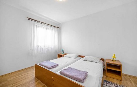 Chorvátsko, Vodice, apartmány Dadič -  apt. 1/4+1 - 1. spálňa