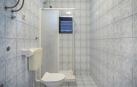 Chorvátsko, Vodice, apartmány Dadič  - apt. 1/4+1 - kúpeľňa