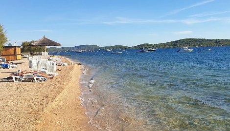 Chorvátsko, Vodice, apartmány Dadič - pláže