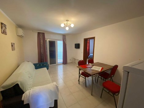 Chorvátsko, Vodice, apartmány Meri - apt. 2+2  č. 2 - kuchyňa - rozkladací gauč
