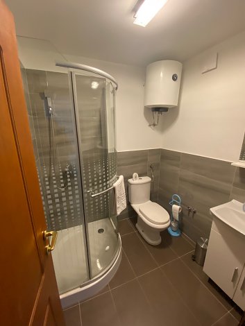 Chorvátsko, Vodice, apartmány Meri - apt. 2+2  č. 4 - kúpeľňa