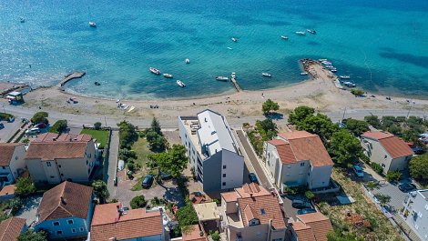 Chorvátsko, Vodice, apartmán  Sabbia - pláž pred domom