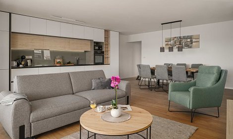 Chorvátsko, Vodice, apartmán  Sabbia - kuchyňa prepojená s obývacou časťou