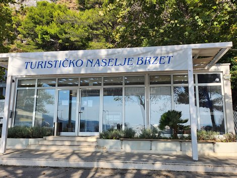 Chorvátsko, Omiš, Turistický rezort Brzet