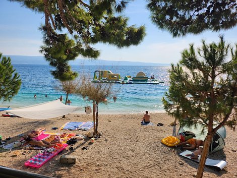 Chorvátsko, Omiš, Turistický rezort Brzet - pláže
